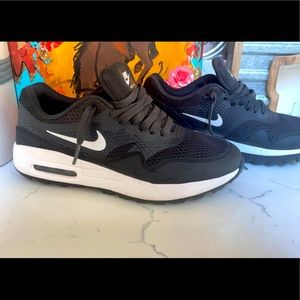 Black Nike air women’s gold tennis shoes